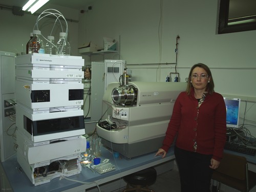 María Teresa Escribano, en el laboratorio donde se determinan los compuestos.