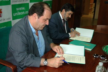 Al fondo, Ángel Penas Merino, rector de la Universidad de León, y Pablo Álvarez Mezquíriz, director general de Bodegas Vega Sicilia