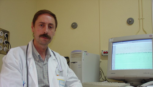 Félix del Campo muestra en la pantalla del ordenador los resultados optenidos de una polisomnografía
