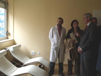 Francisco Javier Álvarez Guisasola visita las instalaciones del Hospital de Día para Trastornos de la Conducta Alimentaria de Salamanca