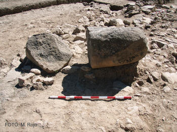 Fragmentos de los menhires hallados en Alcubilla de las Peñas (Soria).