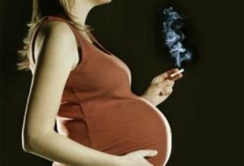 Mujer embarazada fumando (Foto: Usach).