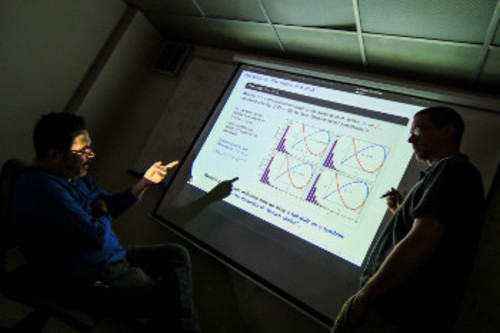 Leonardo Trujillo (izquierda) y Arnaud Meyroneinc (derecha) explican la magnitud de su investigación. Foto Edgar Jiménez