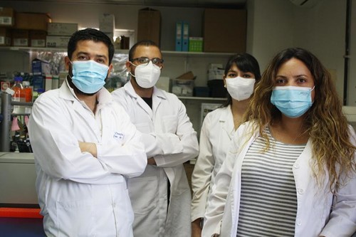 Grupo de científicos liderado por el profesor Vicente Torres, académico de la Facultad de Odontología de la Universidad de Chile..
