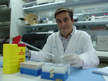 José María Sayagués, en los laboratorios del Hospital Clínico de Salamanca