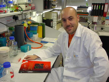 Alberto Valbuena, con un ejemplar de su tesis.