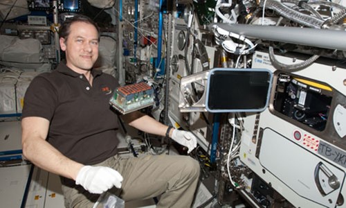 El astronauta Tom Mashburn, en la ISS, con el experimento Seedling Growth. /NASA.