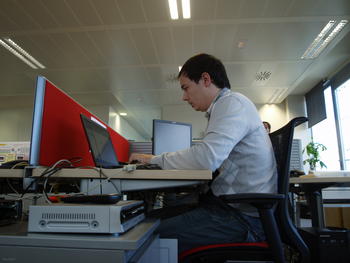 Un trabajador del Inteco trabaja en el desarrollo de la aplicación de accesibilidad de la TDT.