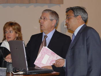 Arturo Pérez Eslava (centro) preparando su intervención