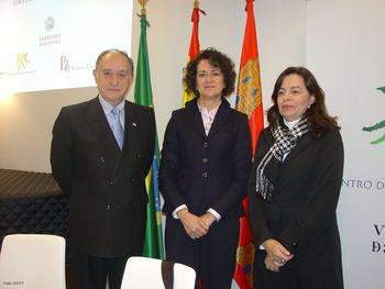 De izquierda a derecha, Gonzalo Gómez Dacal, María Ángeles Serrano y Lucilene Barros Velo.