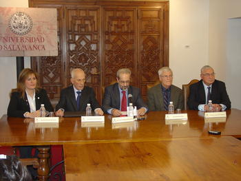 Los nuevos honoris causa y sus padrinos, junto con el rector de la Universidad de Salamanca.