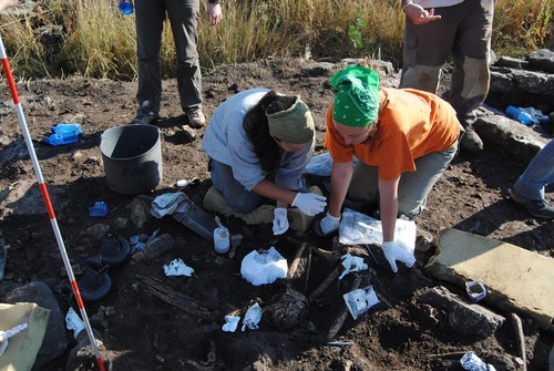 Dos arqueólogas de la UVa trabajan en el yacimiento de La Mina/M. Rojo Guerra
