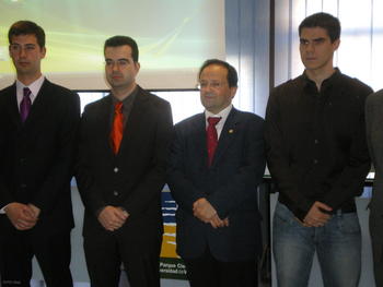 De derecha a izquierda, Daniel Sánchez, el rector de la UVa, Evaristo Abril, Alberto López y Sergio Alonso. 