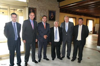 Mariano Rodríguez, en el centro, junto a representantes de Campofrío.