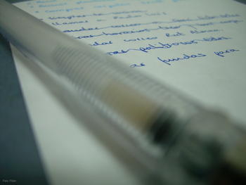 Bolígrafo y papel.