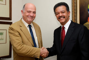 Manuel Alcántara (izquierda) saluda al presidente de la República Dominicana, Leonel Fernández.
