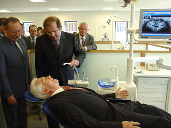 El presidente de la Junta comprueba el funcionamiento de uno de los sillones de odontólogo