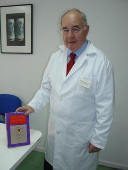 Alfonso Domínguez Gil-Hurlé, junto a un ejemplar del 'Diccionario Terminológico de Ciencias Farmacéuticas'