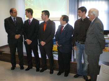 Los tres galardonados posan junto al rector de la Universidad de Valladolid (centro), Javier Barbero Marcos, vicepresidente primero de la Cámara de Comercio (izqd) y Felipe García Cordero, coordinador de la Dirección General de Economía.