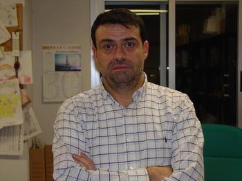 José Abel Flores en su despacho de la Universidad