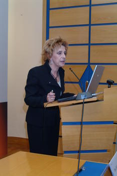 La investigadora presentando el estudio en Burgos.