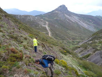 Geólogos estudiando las rocas que rellenan el paleovalle glaciar de Casares de Arbás (León).
