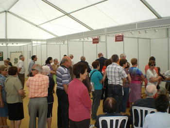 Público haciendo cola en Soria para informarse sobre enfermedades cardiovasculares.