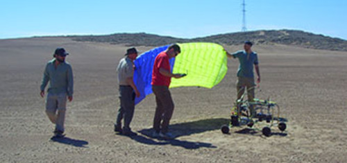 El equipo de geógrafos UC y de la Universidad de Heidelberg en terreno, preparando el dron 
