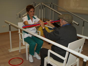 Una monitora realiza ejercicios con un paciente del Centro del Alzheimer de Salamanca.