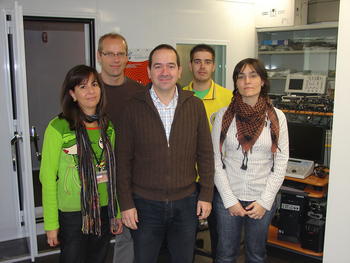 Enrique López Poveda junto con parte de su equipo de investigación en el Incyl.