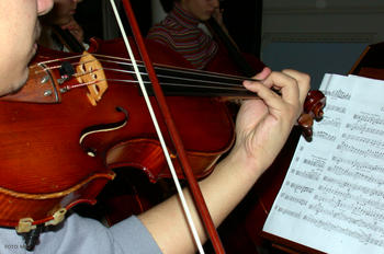 Un músico toca el violín.
