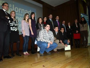 Fotografía de familia de los premiados durante las Jornadas sobre Proyectos de Fin de Carrera de las Ingenierías Informáticas de la Universidad de Salamanca.