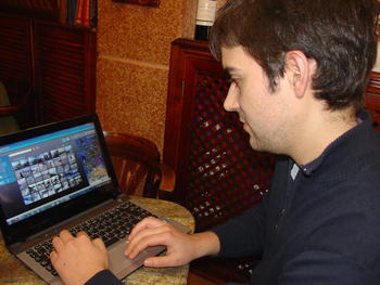 Rubén Vilar trabaja con su aplicación para organizar imágenes.