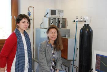 Teresa Marcos Corral y Begoña Quintana Arnés, en el Laboratorio de Radiaciones Ionizantes.