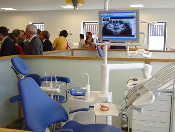 Sillón de odontólogo ubicado en la clínica odontológica de la Usal